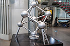 Bruksela. Ekspozycja we wnętrzu Atomium - model Atomium. - foto: wnieznane.pl Bruksela. Ekspozycja we wnętrzu Atomium - model Atomium. - foto: wnieznane.pl