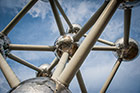 Bruksela. Sfery Atomium widziane z dołu. - foto: wnieznane.pl Bruksela. Sfery Atomium widziane z dołu. - foto: wnieznane.pl