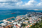Gibraltar. Wody Zatoki Gibraltarskiej przybierają w słońcu piękny kolor. Na pierwszym planie Gibraltar. - foto: wnieznane.pl Gibraltar. Wody Zatoki Gibraltarskiej przybierają w słońcu piękny kolor. Na pierwszym planie Gibraltar. - foto: wnieznane.pl
