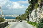 Gibraltar. Wąska droga dla samochodów na Upper Rock. - foto: wnieznane.pl Gibraltar. Wąska droga dla samochodów na Upper Rock. - foto: wnieznane.pl