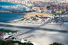 Gibraltar. Granica z Hiszpanią i gibraltarskie lotnisko widziane z Upper Rock. - foto: wnieznane.pl Gibraltar. Granica z Hiszpanią i gibraltarskie lotnisko widziane z Upper Rock. - foto: wnieznane.pl