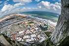 Gibraltar. Widok z Upper Rock na Morze Śródziemne, bazę wojskową, lotnisko oraz hiszpańskie miasto La Linea. - foto: wnieznane.pl Gibraltar. Widok z Upper Rock na Morze Śródziemne, bazę wojskową, lotnisko oraz hiszpańskie miasto La Linea. - foto: wnieznane.pl