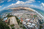 Gibraltar. Widok z Upper Rock na Morze Śródziemne, bazę wojskową, lotnisko, Zatokę Gibraltarską oraz hiszpańskie miasto La Linea. - foto: wnieznane.pl Gibraltar. Widok z Upper Rock na Morze Śródziemne, bazę wojskową, lotnisko, Zatokę Gibraltarską oraz hiszpańskie miasto La Linea. - foto: wnieznane.pl