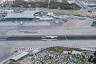 Gibraltar. Samolot na gibraltarskim lotnisku widziany z Upper Rock. - foto: wnieznane.pl Gibraltar. Samolot na gibraltarskim lotnisku widziany z Upper Rock. - foto: wnieznane.pl