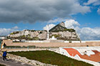 Gibraltar. Widok z Europa Point na Upper Rock i Meczet Ibrahima al-Ibrahima. - foto: wnieznane.pl Gibraltar. Widok z Europa Point na Upper Rock i Meczet Ibrahima al-Ibrahima. - foto: wnieznane.pl