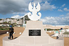 Gibraltar, Europa Point. Pomnik poświęcony generałowi Władysławowi Sikorskiemu i pozostałym ofiarom katastrofy lotniczej w 1943 r. - foto: wnieznane.pl Gibraltar, Europa Point. Pomnik poświęcony generałowi Władysławowi Sikorskiemu i pozostałym ofiarom katastrofy lotniczej w 1943 r. - foto: wnieznane.pl