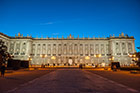 Madryt. Pałac królewski (Palacio Real) po zachodzie słońca. - foto: wnieznane.pl Madryt. Pałac królewski (Palacio Real) po zachodzie słońca. - foto: wnieznane.pl