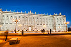 Madryt. Pałac królewski (Palacio Real) po zachodzie słońca. - foto: wnieznane.pl Madryt. Pałac królewski (Palacio Real) po zachodzie słońca. - foto: wnieznane.pl