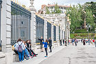 Madryt. Wszyscy chcą zrobić zdjęcia Palacio Real. - foto: wnieznane.pl Madryt. Wszyscy chcą zrobić zdjęcia Palacio Real. - foto: wnieznane.pl