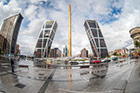 Madryt. Dwa biurowce, Puerta de Europa i Obelisk de la Caja na Plaza de Castilla. - foto: wnieznane.pl Madryt. Dwa biurowce, Puerta de Europa i Obelisk de la Caja na Plaza de Castilla. - foto: wnieznane.pl