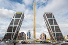 Madryt. Dwa biurowce, Puerta de Europa i Obelisk de la Caja na Plaza de Castilla. - foto: wnieznane.pl Madryt. Dwa biurowce, Puerta de Europa i Obelisk de la Caja na Plaza de Castilla. - foto: wnieznane.pl