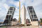 Madryt. Dwa biurowce, Puerta de Europa, Obelisk de la Caja i pomnik Jose Calvo Sotelo na Plaza de Castilla. - foto: wnieznane.pl Madryt. Dwa biurowce, Puerta de Europa, Obelisk de la Caja i pomnik Jose Calvo Sotelo na Plaza de Castilla. - foto: wnieznane.pl