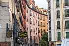 Madryt. Wysokie, kolorowe kamienice z balkonami i okiennicami to charakterystyczny element Madrytu. - foto: wnieznane.pl Madryt. Wysokie, kolorowe kamienice z balkonami i okiennicami to charakterystyczny element Madrytu. - foto: wnieznane.pl