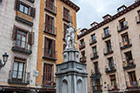 Madryt. Typowe madryckie kamienice w dzielnicy Rastro. - foto: wnieznane.pl Madryt. Typowe madryckie kamienice w dzielnicy Rastro. - foto: wnieznane.pl