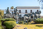 Jerez de la Frontera. Pomnik i fontanna przy Plaza del Mamelon. - foto: wnieznane.pl Jerez de la Frontera. Pomnik i fontanna przy Plaza del Mamelon. - foto: wnieznane.pl