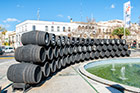 Jerez de la Frontera. Beczki przy Plaza del Mamelon przypominają o winiarskich tradycjach miasta. - foto: wnieznane.pl Jerez de la Frontera. Beczki przy Plaza del Mamelon przypominają o winiarskich tradycjach miasta. - foto: wnieznane.pl
