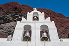 Santorini. Wyspiarska dzwonnica białego kościółka niedaleko Czerwonej Plaży. - foto: wnieznane.pl Santorini. Wyspiarska dzwonnica białego kościółka niedaleko Czerwonej Plaży. - foto: wnieznane.pl