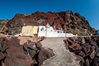 Santorini. Cykladzki kościółek niedaleko Czerwonej Plaży. - foto: wnieznane.pl Santorini. Cykladzki kościółek niedaleko Czerwonej Plaży. - foto: wnieznane.pl