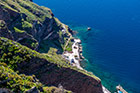 Santorini, Fira. U podnóża klifu zbudowano kościółki i porty. - foto: wnieznane.pl Santorini, Fira. U podnóża klifu zbudowano kościółki i porty. - foto: wnieznane.pl
