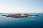 Santorini. Wyspa Nea Kameni z kraterem wulkanu. Można na nią dopłynąć statkiem. - foto: wnieznane.pl Santorini. Wyspa Nea Kameni z kraterem wulkanu. Można na nią dopłynąć statkiem. - foto: wnieznane.pl