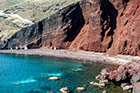 Santorini. Czerwona Plaża swoją nazwę zawdzięcza skałom, które ją otaczają. - foto: wnieznane.pl Santorini. Czerwona Plaża swoją nazwę zawdzięcza skałom, które ją otaczają. - foto: wnieznane.pl
