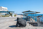 Santorini. Tawerna obok plaży Vlychada. Kawałek dalej znajduje się port. - foto: wnieznane.pl Santorini. Tawerna obok plaży Vlychada. Kawałek dalej znajduje się port. - foto: wnieznane.pl