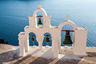 Santorini. Charakterystyczne greckie dzwonnice w Oi. - foto: wnieznane.pl Santorini. Charakterystyczne greckie dzwonnice w Oi. - foto: wnieznane.pl