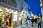 Santorini, Oia. Rozświetlone wystawy kuszą turystów po zmroku. - foto: wnieznane.pl Santorini, Oia. Rozświetlone wystawy kuszą turystów po zmroku. - foto: wnieznane.pl