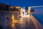Santorini. Główna alejka Oi po zmroku. - foto: wnieznane.pl Santorini. Główna alejka Oi po zmroku. - foto: wnieznane.pl
