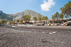 Santorini. Czarna plaża z wulkanicznym piaskiem w miejscowości Kamari. - foto: wnieznane.pl Santorini. Czarna plaża z wulkanicznym piaskiem w miejscowości Kamari. - foto: wnieznane.pl