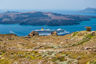 Santorini. Ogromny statek turystyczny w okolicach Firy. W tle wyspa Nea Kameni z kraterem wulkanu. - foto: wnieznane.pl Santorini. Ogromny statek turystyczny w okolicach Firy. W tle wyspa Nea Kameni z kraterem wulkanu. - foto: wnieznane.pl