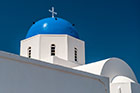 Santorini. Biały kościół z błękitną kopułą w Imerovigli. - foto: wnieznane.pl Santorini. Biały kościół z błękitną kopułą w Imerovigli. - foto: wnieznane.pl