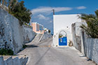 Santorini, Imerovigli. Na wyspie prawie wszystko jest białe - budynki, schody, mury. - foto: wnieznane.pl Santorini, Imerovigli. Na wyspie prawie wszystko jest białe - budynki, schody, mury. - foto: wnieznane.pl