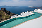 Santorini. Hotelowy basen w Imerovigli z widokiem na kalderę. - foto: wnieznane.pl Santorini. Hotelowy basen w Imerovigli z widokiem na kalderę. - foto: wnieznane.pl