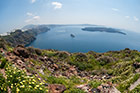Santorini. Widok z Imerovigli na kalderę. Z prawej wyspy Nea Kameni i Palea Kameni. - foto: wnieznane.pl Santorini. Widok z Imerovigli na kalderę. Z prawej wyspy Nea Kameni i Palea Kameni. - foto: wnieznane.pl