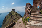 Santorini, Imerovigli. Do skały Skaros prowadzą szerokie betonowe schody. - foto: wnieznane.pl Santorini, Imerovigli. Do skały Skaros prowadzą szerokie betonowe schody. - foto: wnieznane.pl