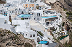 Santorini, Oia. Hotele z basenami z widokiem na kalderę. - foto: wnieznane.pl Santorini, Oia. Hotele z basenami z widokiem na kalderę. - foto: wnieznane.pl