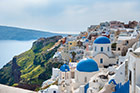 Santorini, Oia. Błękitne kopuły kościołów to znak rozpoznawczy wyspy. - foto: wnieznane.pl Santorini, Oia. Błękitne kopuły kościołów to znak rozpoznawczy wyspy. - foto: wnieznane.pl