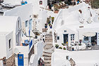 Santorini. Oia słynie z wykutych w skale hoteli w stylu cykladzkim. - foto: wnieznane.pl Santorini. Oia słynie z wykutych w skale hoteli w stylu cykladzkim. - foto: wnieznane.pl