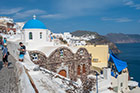 Santorini, Oia. Kościół w stylu santorińskim - zbudowany z kamienia wulkanicznego. Uwagę zwraca typowa błękitna kopuła. - foto: wnieznane.pl Santorini, Oia. Kościół w stylu santorińskim - zbudowany z kamienia wulkanicznego. Uwagę zwraca typowa błękitna kopuła. - foto: wnieznane.pl