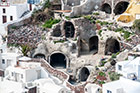 Santorini, Oia. Tutejsze domy, hotele i sklepy wykuwane są w skale. Tak wygląda ich budowa. - foto: wnieznane.pl Santorini, Oia. Tutejsze domy, hotele i sklepy wykuwane są w skale. Tak wygląda ich budowa. - foto: wnieznane.pl