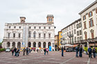 Bergamo. Przy Piazza Vecchia w Alta Citta (Górnym Mieście). Na wprost Biblioteka Angelo Mai. - foto: wnieznane.pl Bergamo. Przy Piazza Vecchia w Alta Citta (Górnym Mieście). Na wprost Biblioteka Angelo Mai. - foto: wnieznane.pl