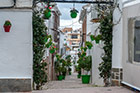 Andaluzja. Zabytkowe centrum Estepony przypomina typowe andaluzyjskie białe wioski. Mury zdobią donice z kwiatami. - foto: wnieznane.pl Andaluzja. Zabytkowe centrum Estepony przypomina typowe andaluzyjskie białe wioski. Mury zdobią donice z kwiatami. - foto: wnieznane.pl