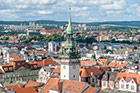 Brno. Panorama miasta z wieży katedralnej. Na pierwszym planie wieża Ratusza. - foto: wnieznane.pl Brno. Panorama miasta z wieży katedralnej. Na pierwszym planie wieża Ratusza. - foto: wnieznane.pl