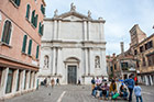 Wenecja. Wyróżniający się jasną fasadą kościół San Toma. - foto: wnieznane.pl Wenecja. Wyróżniający się jasną fasadą kościół San Toma. - foto: wnieznane.pl