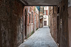 Wenecja. Wąskie przejście pomiędzy budynkami. - foto: wnieznane.pl Wenecja. Wąskie przejście pomiędzy budynkami. - foto: wnieznane.pl
