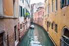 Wenecja. Jeden z wielu malowniczych kanałów. - foto: wnieznane.pl Wenecja. Jeden z wielu malowniczych kanałów. - foto: wnieznane.pl