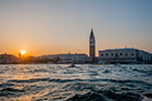 Wenecja. Zachód słońca w Wenecji. Z prawej Palazzo Ducale i Campanile di San Marco. - foto: wnieznane.pl Wenecja. Zachód słońca w Wenecji. Z prawej Palazzo Ducale i Campanile di San Marco. - foto: wnieznane.pl