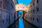 Wenecja. Podświetlony wieczorem Ponte dei Sospiri. - foto: wnieznane.pl Wenecja. Podświetlony wieczorem Ponte dei Sospiri. - foto: wnieznane.pl