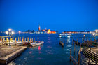 Wenecja. Riva degli Schiavoni i wenecka laguna po zmroku. - foto: wnieznane.pl Wenecja. Riva degli Schiavoni i wenecka laguna po zmroku. - foto: wnieznane.pl